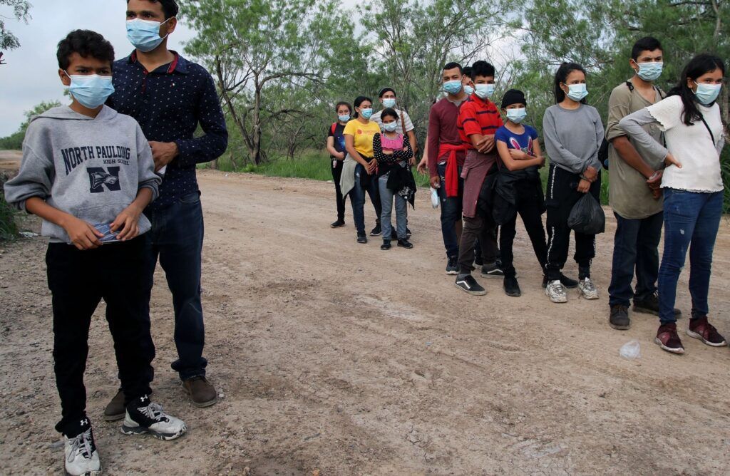 Prevalece la edad que figura en su documentación oficial aunque se sospeche que es mayor de dieciocho años